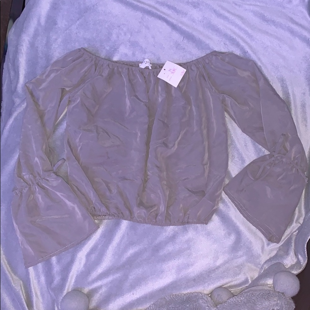 cropped long wide sleeved shirt